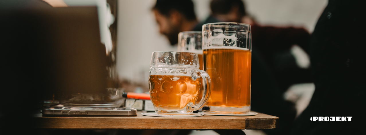 Vedno hladno pivo na mizi pred pivoteko in barom :Projekt